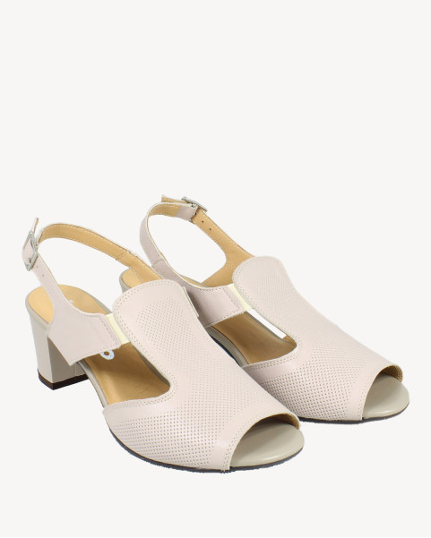 Beżowe sandałki na obcasie...