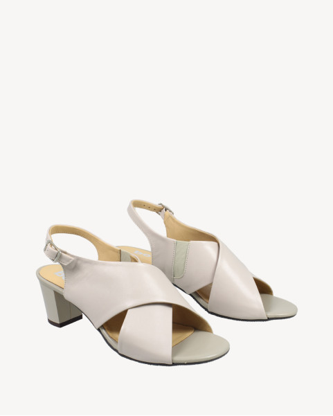 Beżowe sandałki na obcasie...